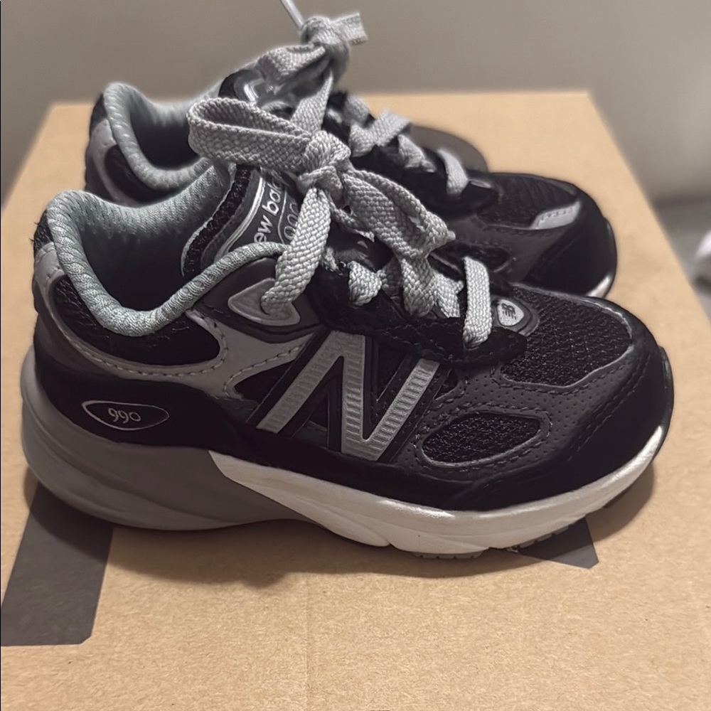 New Balance Black and Gray Chunky Sneakers
